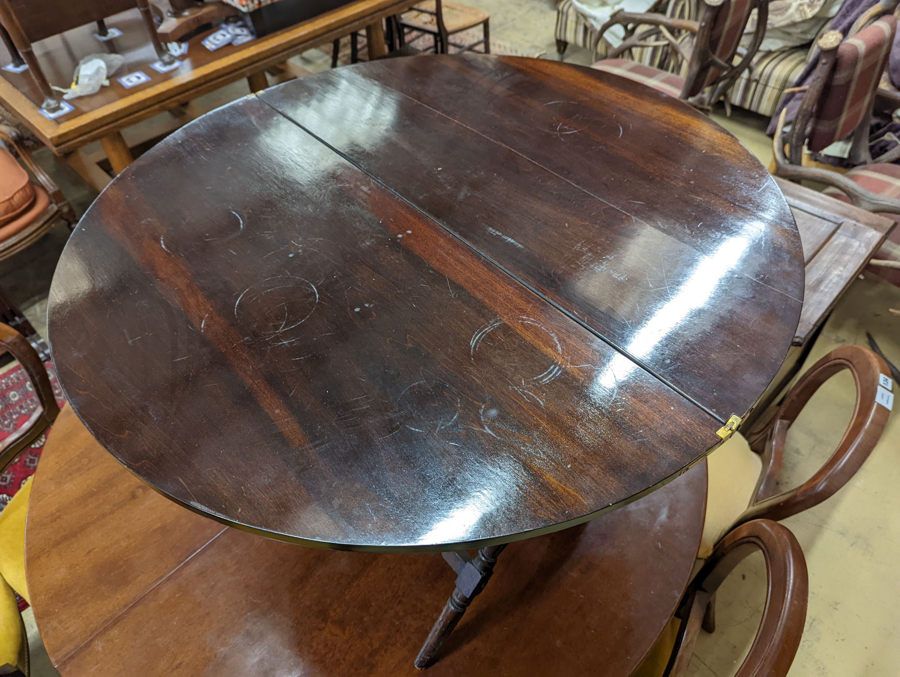 An early 20th century mahogany coaching table, diameter 92cm, height 62cm
